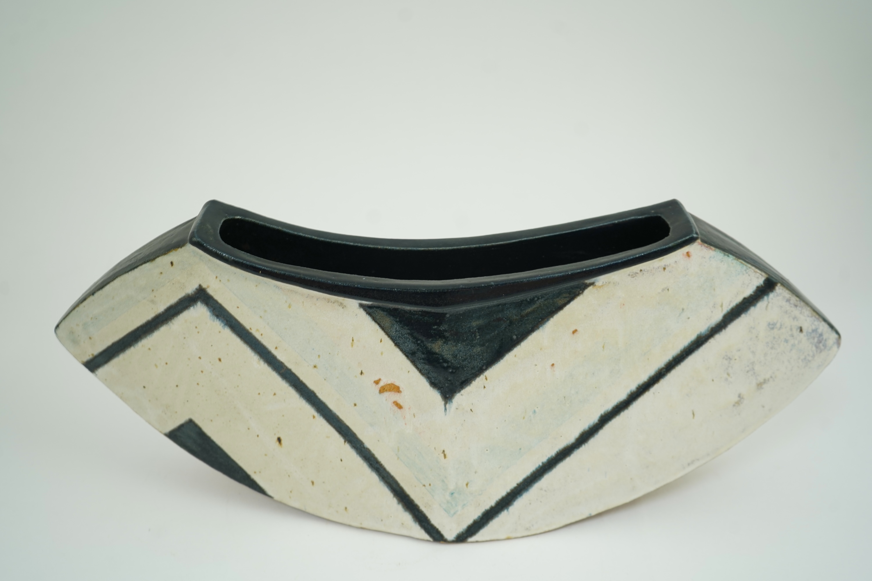 Jill Fanshawe Kato (b.1943): A stoneware Ikebana vase